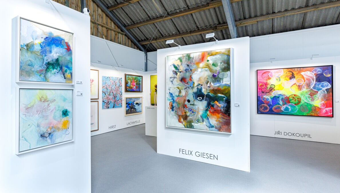 Sylt Art Fair Kunstaustellung mit Gemälden und Skulpturen in einer Bootshalle