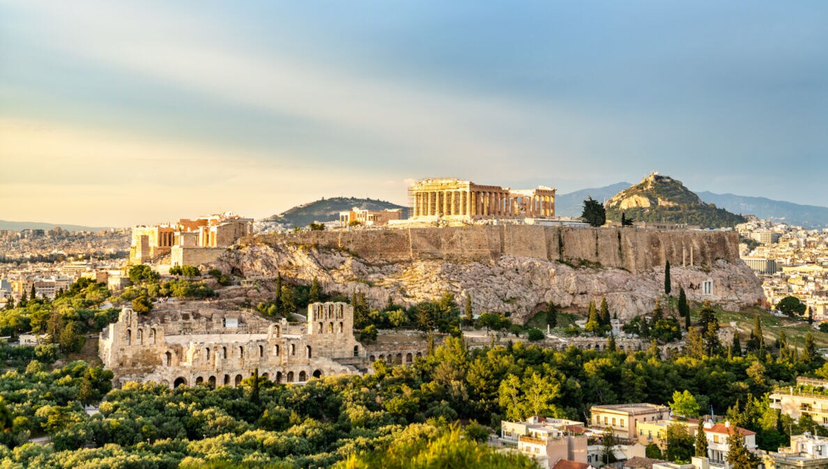 Der Burgberg Akropolis mit antiken Tempelanlagen in Zentrum Athens