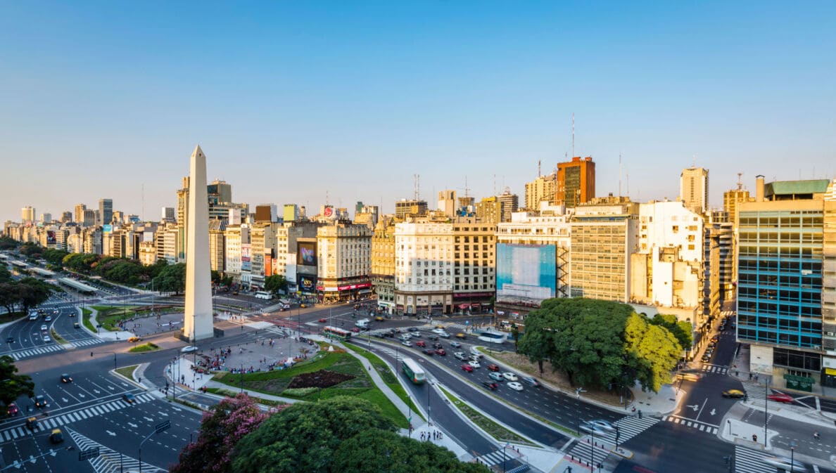 Weißer Obelisk auf einer großen Straßenkreuzung im Stadtzentrum von Buenos Aires bei Sonnenuntergang