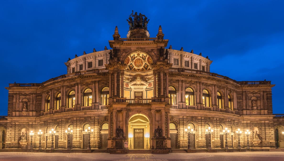Beleuchtete Frontfassade mit Eingangsbereich der Semperoper in Dresden bei Nacht