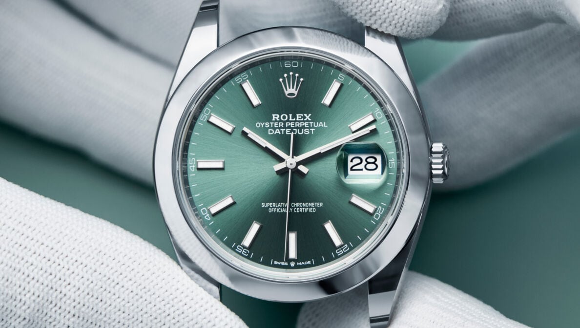 Blick auf eine Rolex-Uhr mit dunkelgrünem Ziffernblatt