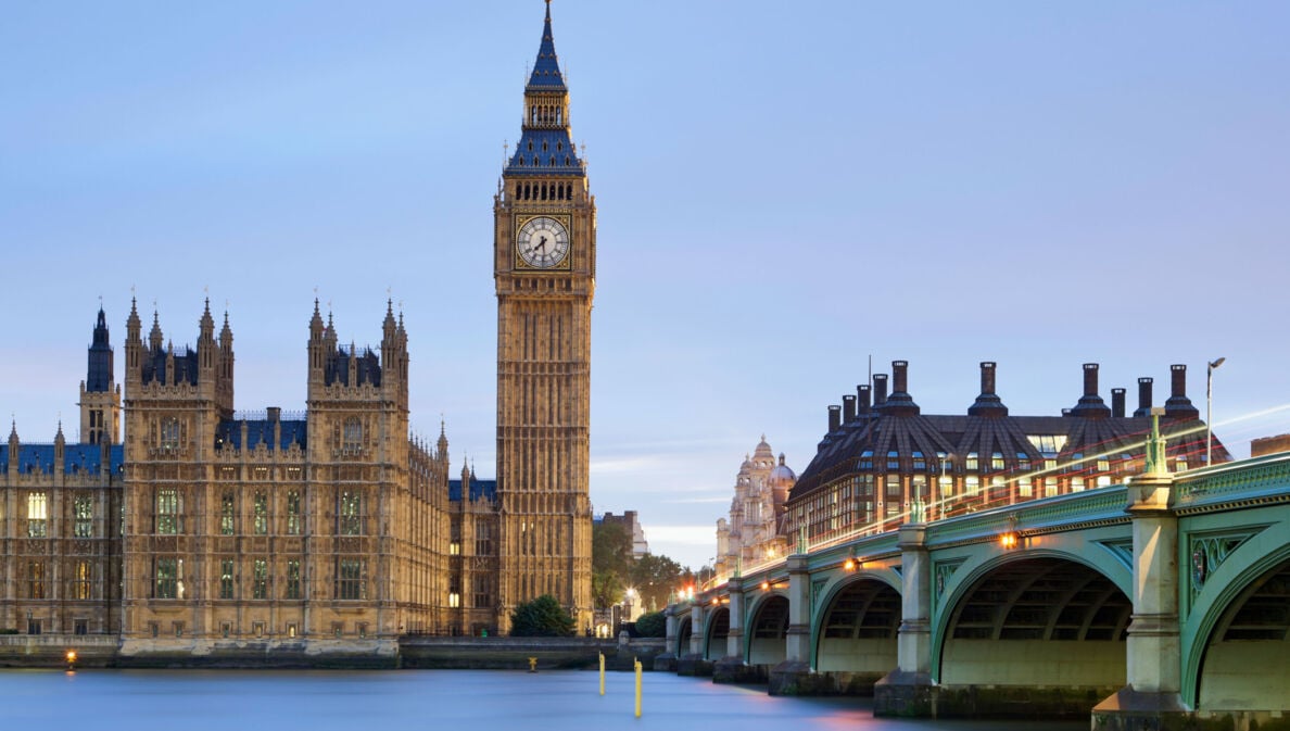 Der Big Ben und das Palace of Westminster mit der Themse im Vordergrund.