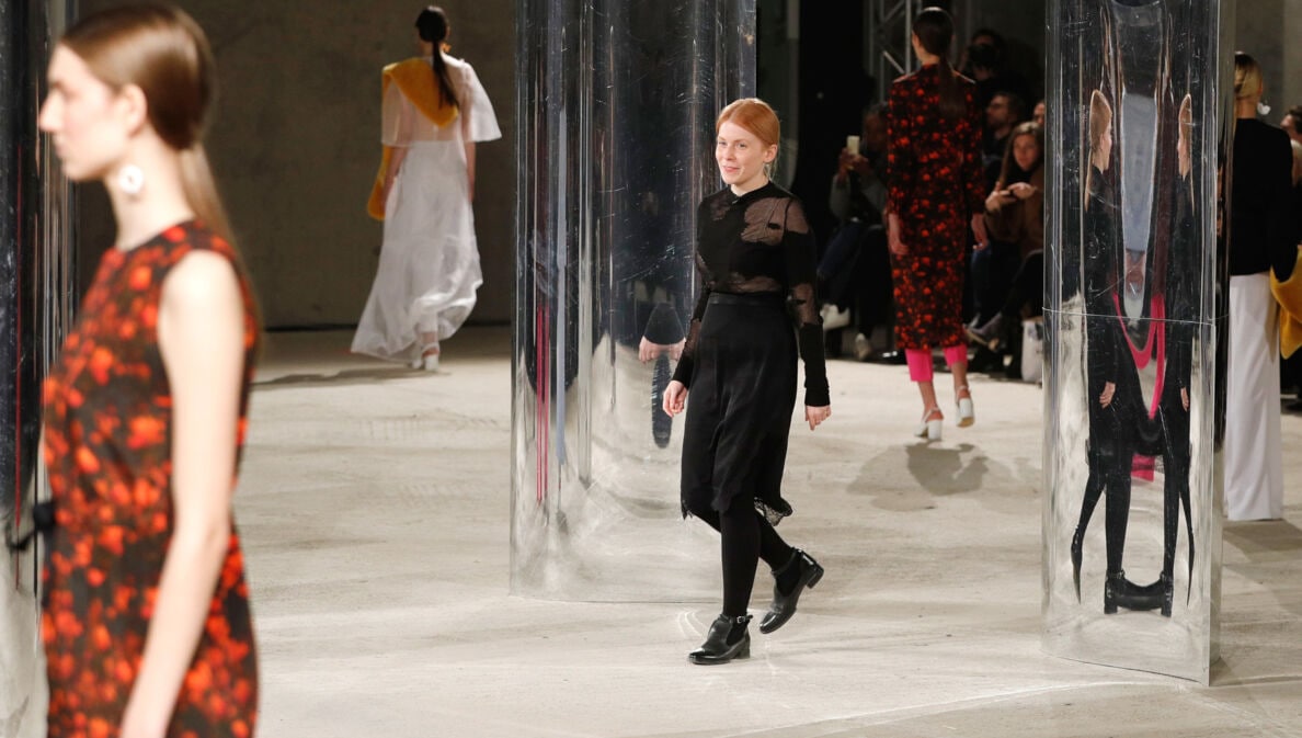 Models laufen auf einem Laufsteg zwischen Spiegeln und präsentieren Mode des Labels Malaikaraiss