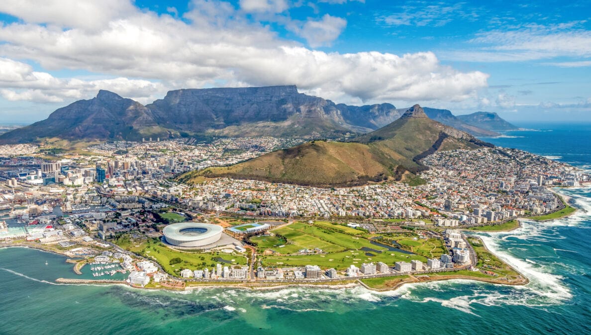 Luftaufnahme von Kapstadt, im HIntergrund der Tafelberg