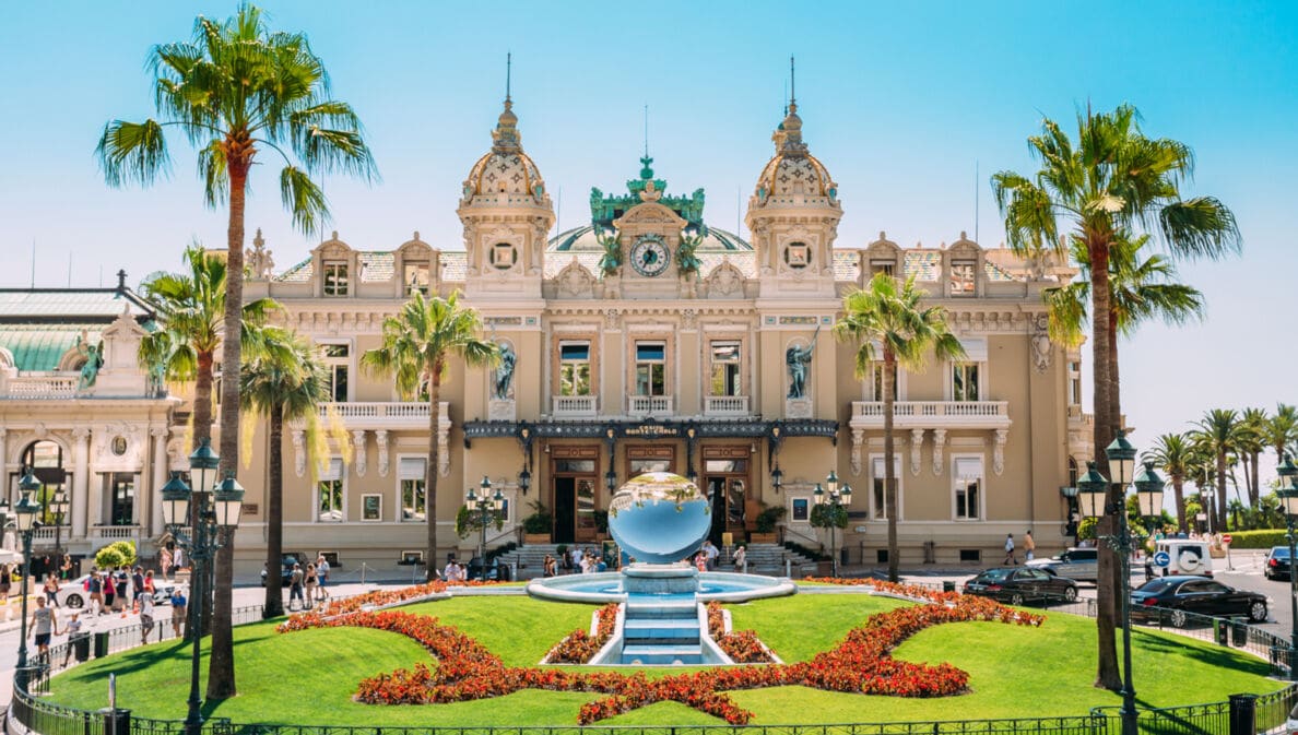 Gebäude des Casinos von Monte-Carlo mit begrüntem Vorplatz