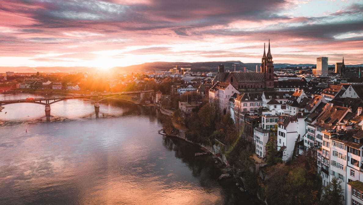 Blick über den Rhein und einen Teil von Basel in der Abendsonne.