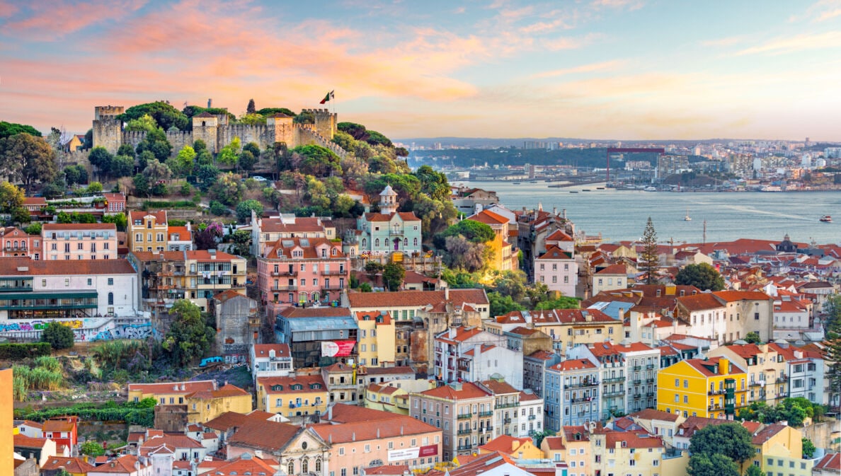 Stadtpanorama von Lissabon mit Burg auf einem Hügel.