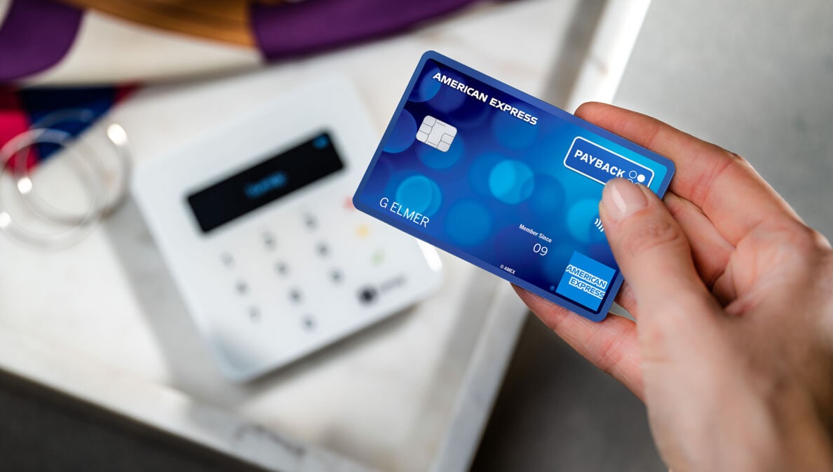 Nahaufnahme Bezahlung mit einer PAYBACK American Express Karte am Kartenlesegerät in einer Boutique