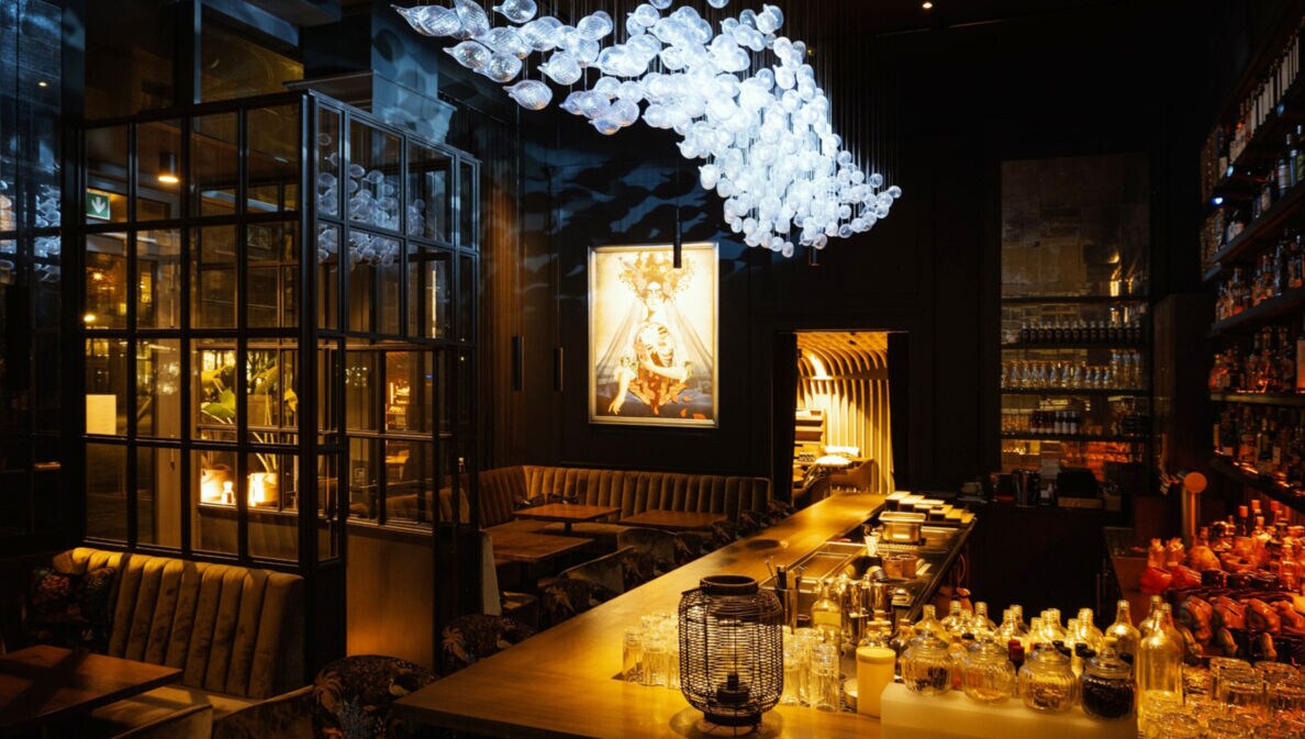 Gemütliches Restaurant mit Bar bei gedimmter Beleuchtung.