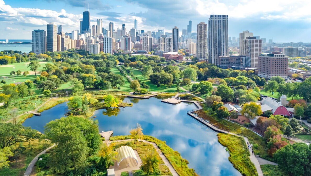 Skyline von Chicago mit großer Parkanlage samt See im Vordergrund.