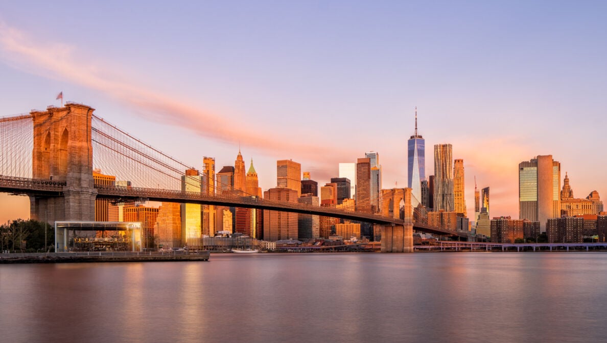 Blick auf die New Yorker Skyline mit Brooklyn Bridge bei Sonnenaufgang