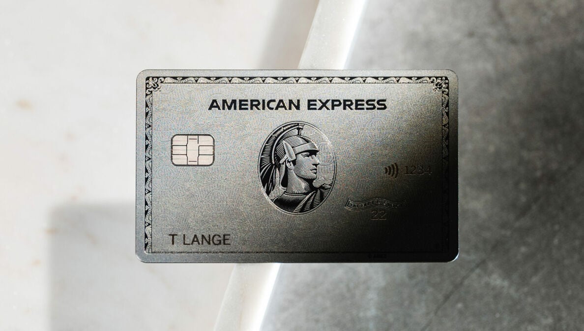 Nahaufnahme einer silberschimmernden American Express Platinum Kreditkarte aus Metall auf einem hellen Marmoruntergrund