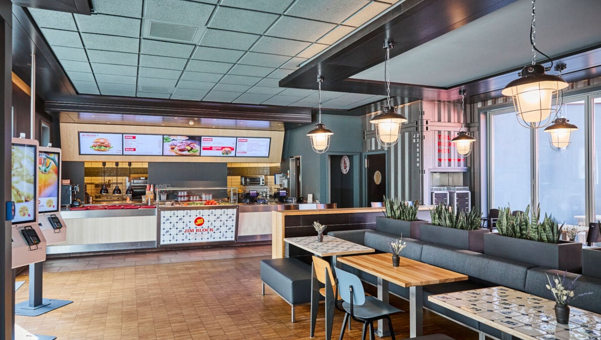 Ein modernes Fast-Food-Restaurant mit Sitzgelegenheiten.