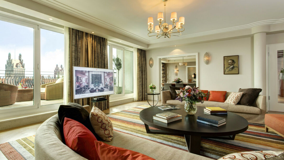 Wohnzimmer in einer großzügigen, edlen Hotelsuite mit Balkonterrasse im Zentrum Münchens.