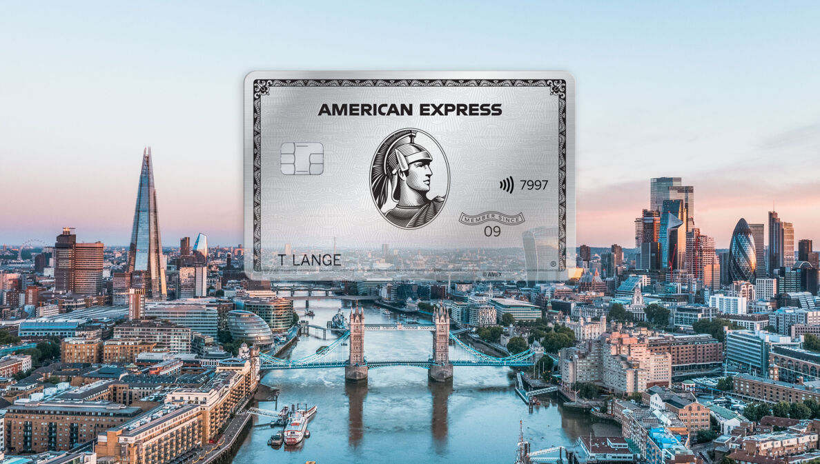 Fotocollage einer silbernen American Express Kreditkarte vor der Skyline von London