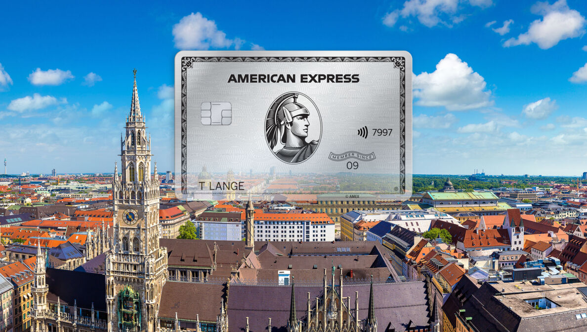 Fotomontage einer silbernen Kreditkarte von American Express vor dem Stadtpanorama von München