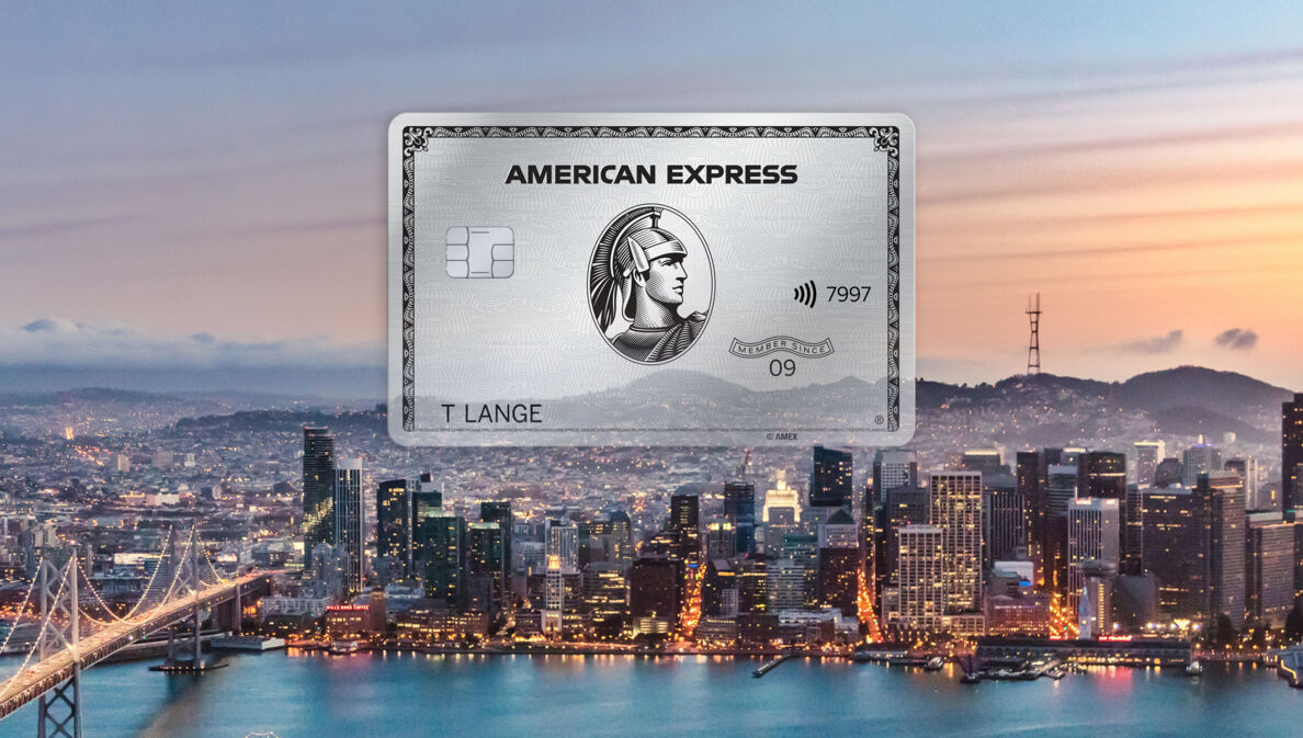 Collage von einer American Express Platinum Card über der Skyline San Franciscos