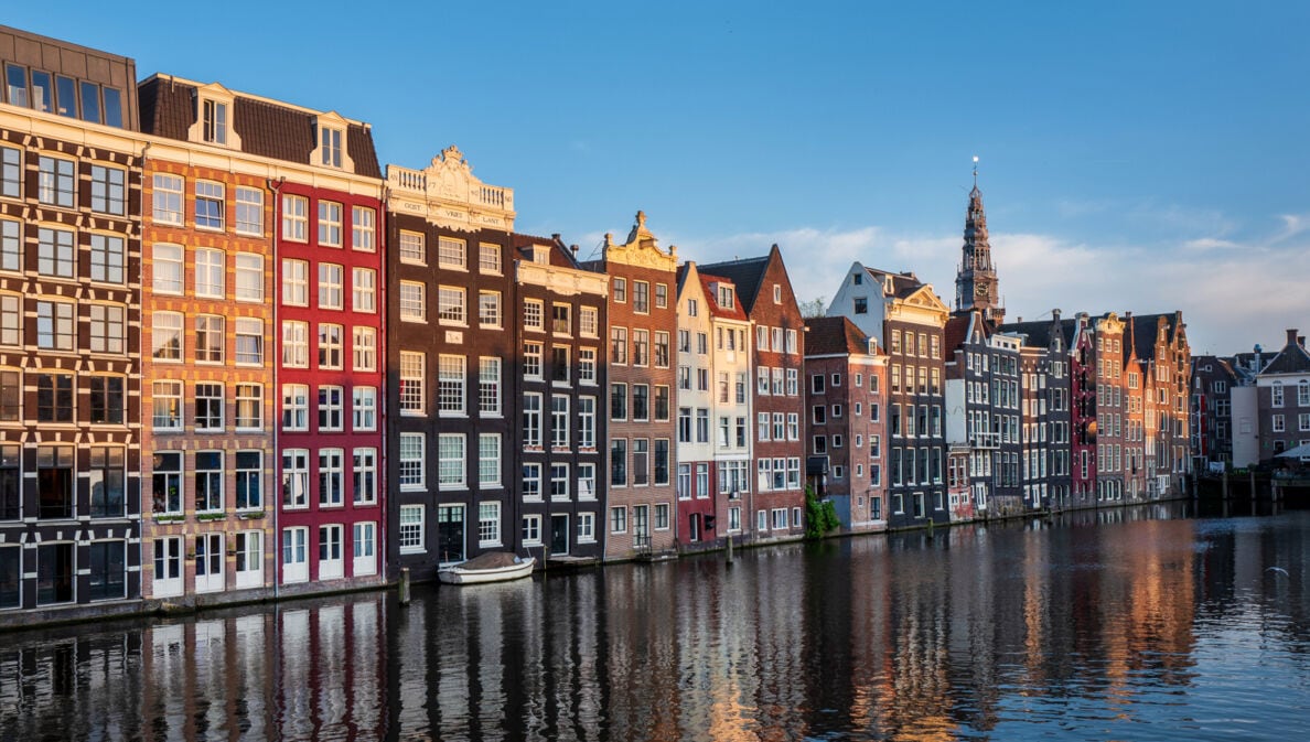 Häuser in verschiedenen Farben mit verzierten Giebeln und Fassaden am Kanal in Amsterdam