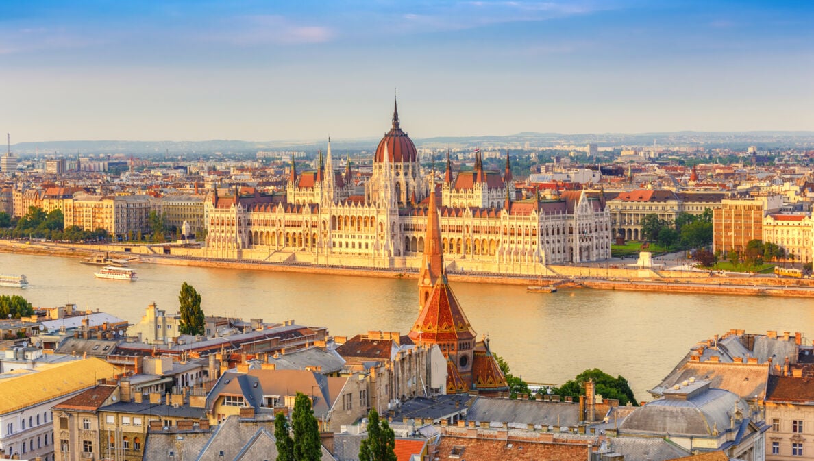 Luftaufnahme von Budapest mit der Donau und dem Parlamentsgebäude im Fokus.