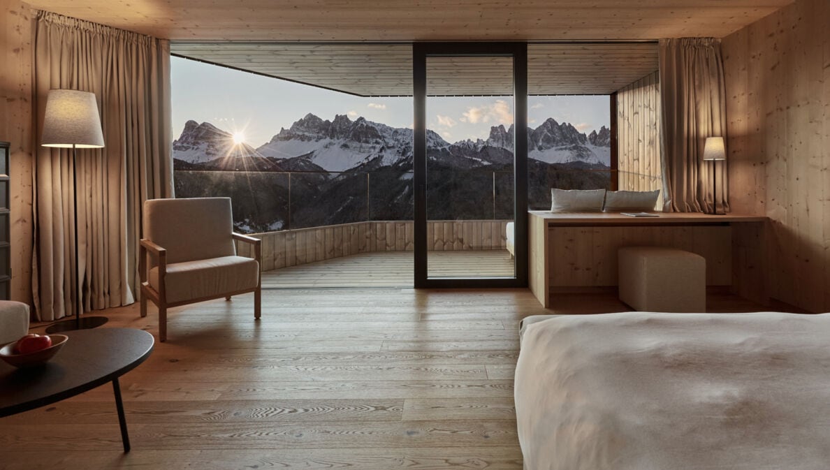 Modern und minimalistisch eingerichtete Suite des FORESTIS Hotels mit Blick auf die Dolomiten.