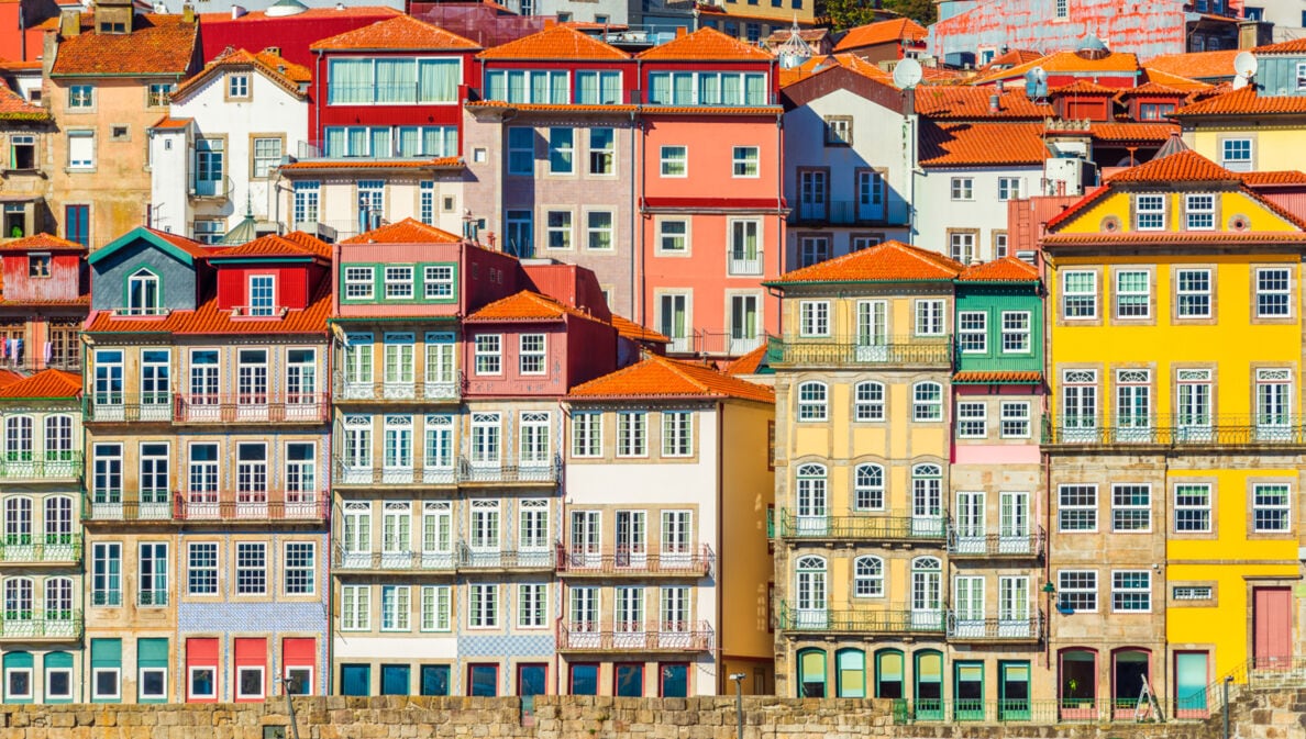 Bunte Häuserfassaden der Altstadt von Porto.