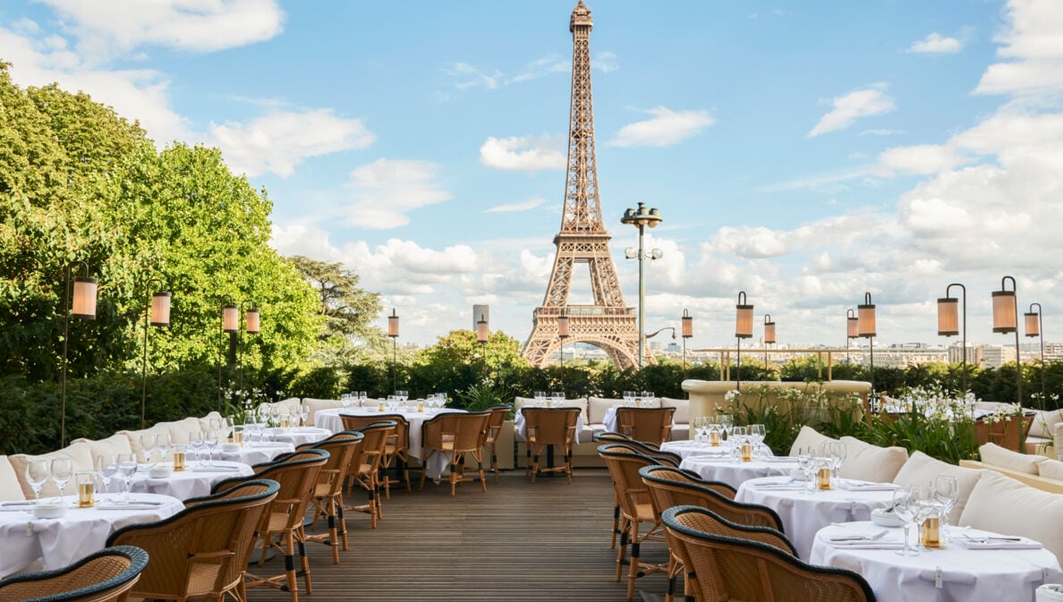 Schickes Restaurant auf einer Dachterrasse mit Blick auf den Eiffelturm.