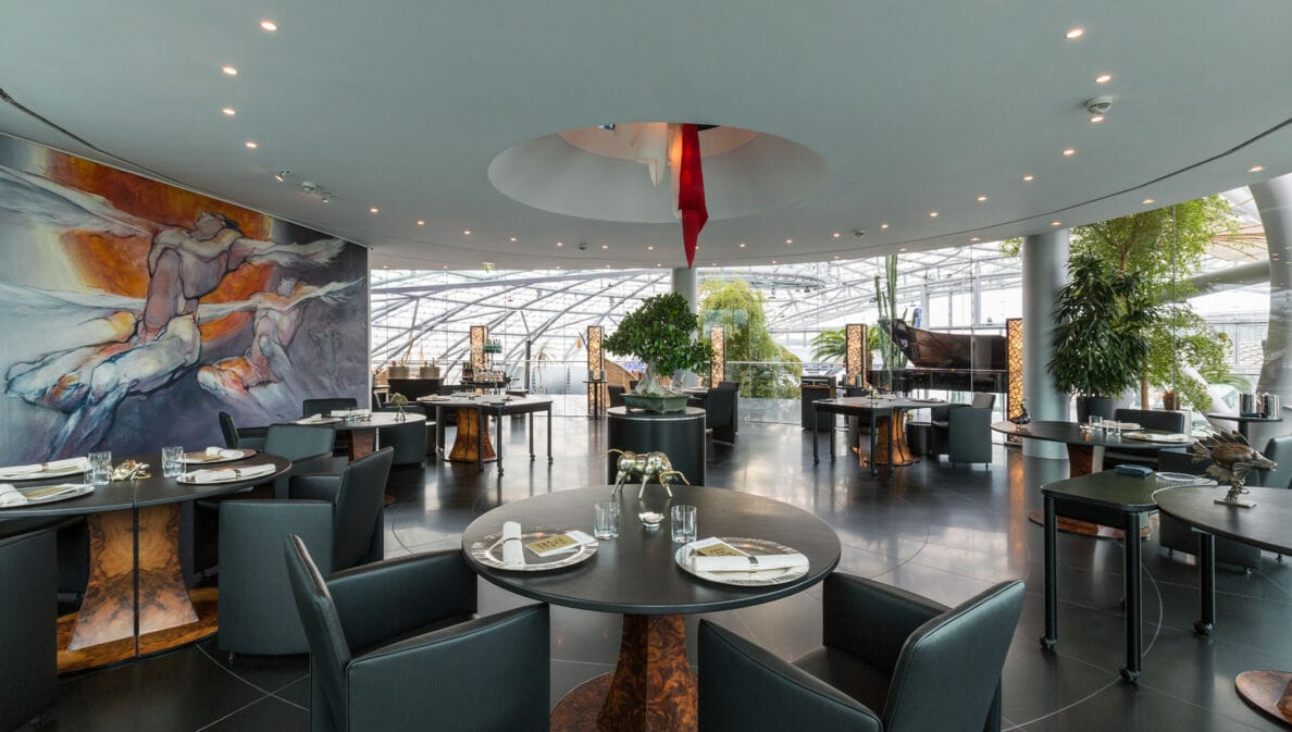 Restaurant in einem runden, modernen Gebäude mit Glaskuppel.