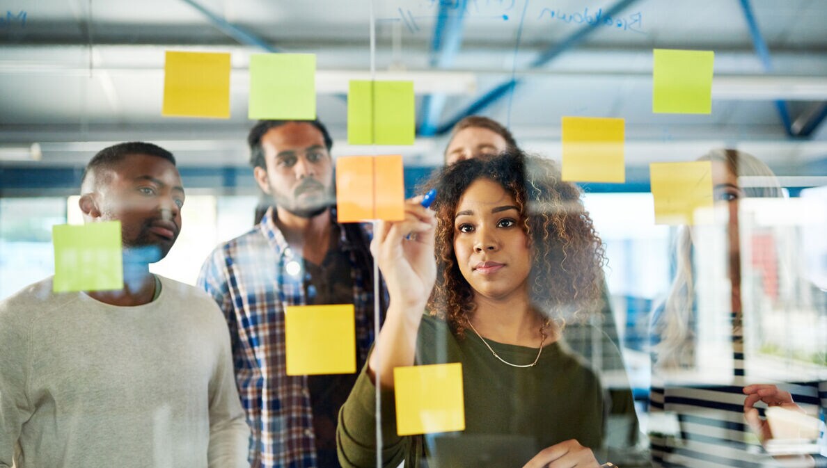 Ein multikulturelles Team macht gemeinsam ein Brainstorming.