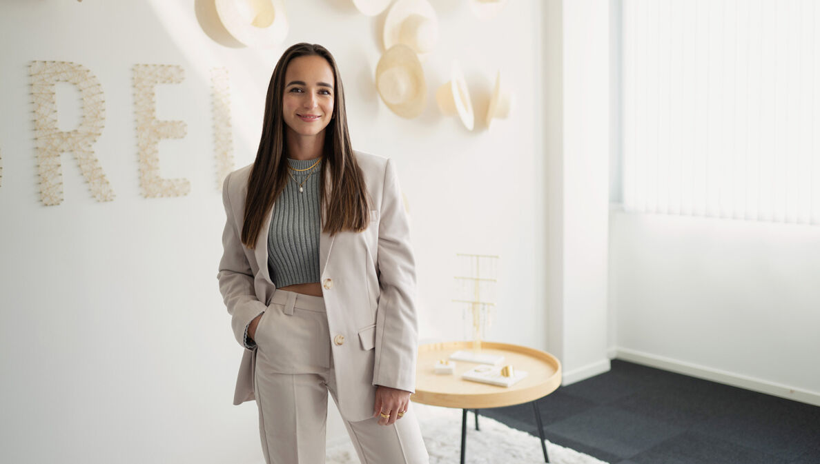 Alisa Jahnke, Co-Founderin von PURELEI steht in ihren Geschäftsräumen.