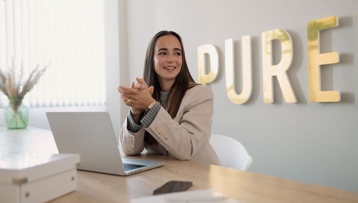 Alisa Jahnke, Co-Gründerin von PURELEI sitzt an ihrem Arbeitsplatz.