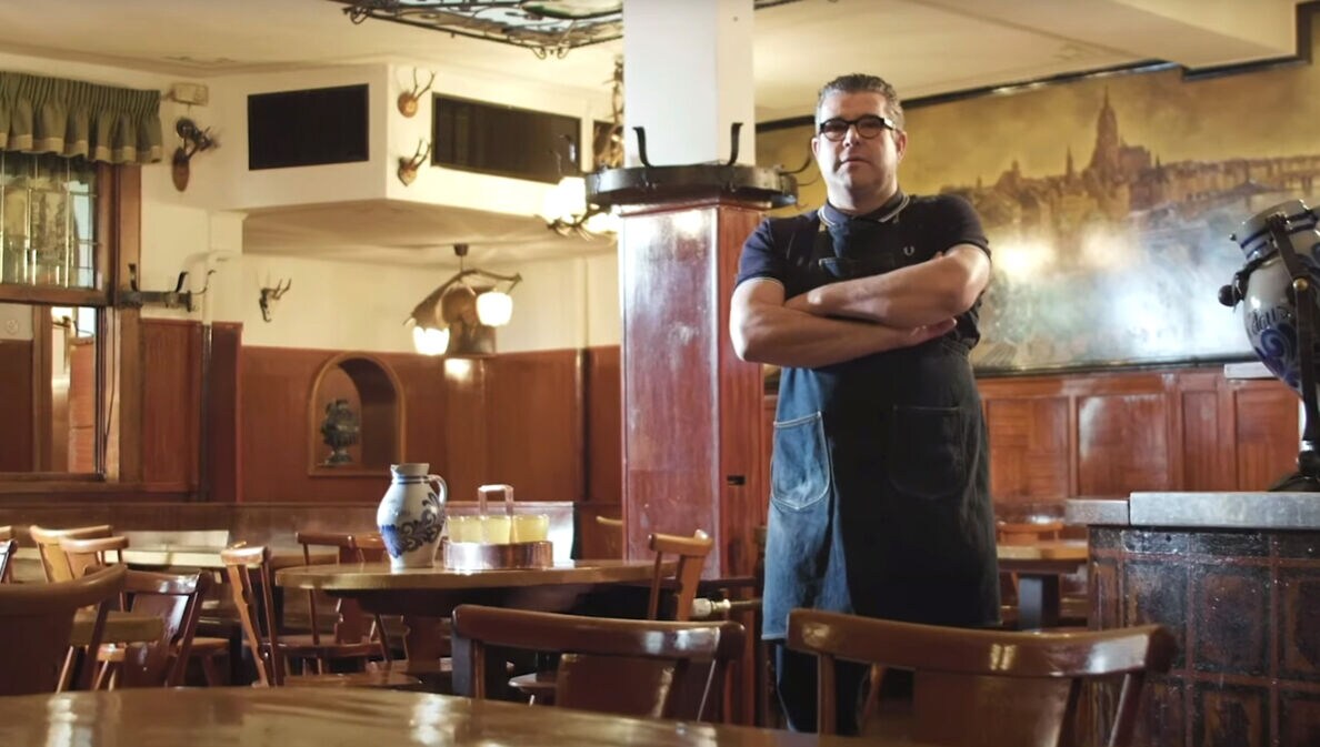 Andreas Rupf, Koch und Geschäftsführer vom Gemalten Haus steht im Gastraum seines Lokals.