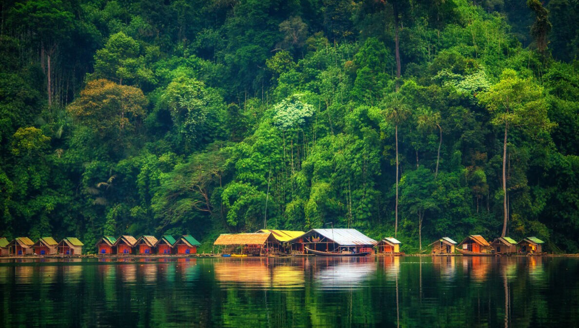 Hölzerne Floßhütten auf dem Chiao-Lan-See im Khao Sok Nationalpark