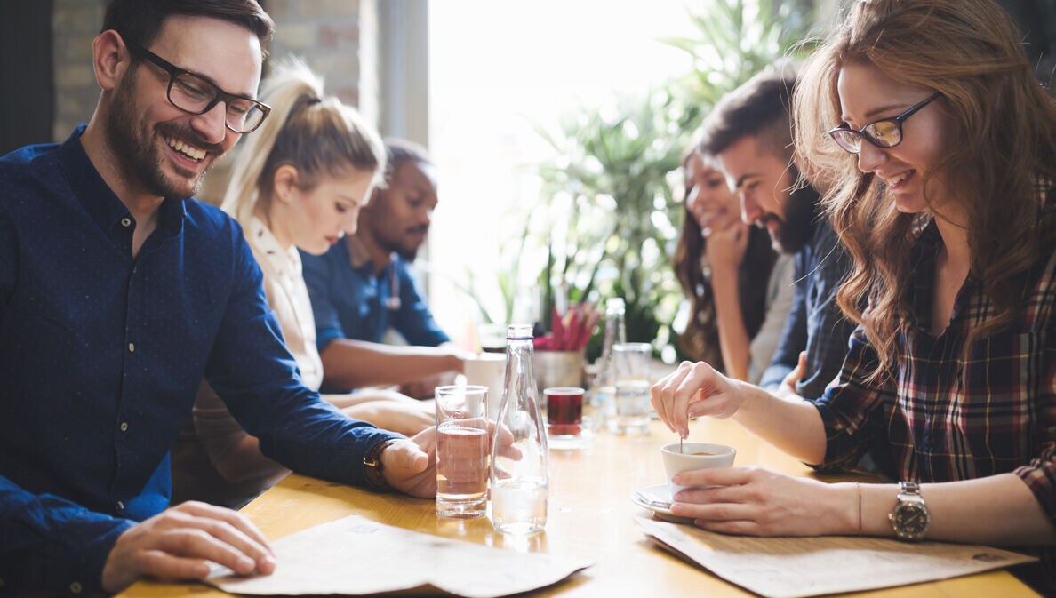 Ein junges multikulturelles Team trifft sich zu einem Geschäftsessen.