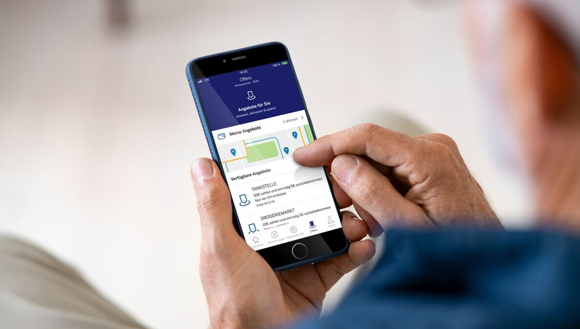Eine Person tippt etwas auf dem Smartphone.