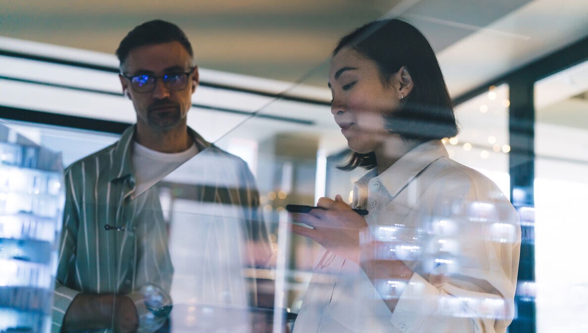 Zwei Kolleg:innen machen gemeinsam ein Brainstorming.