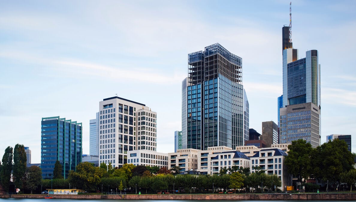 Das Foto zeigt das Mainufer und Hochhäuser in Frankfurt am Main.