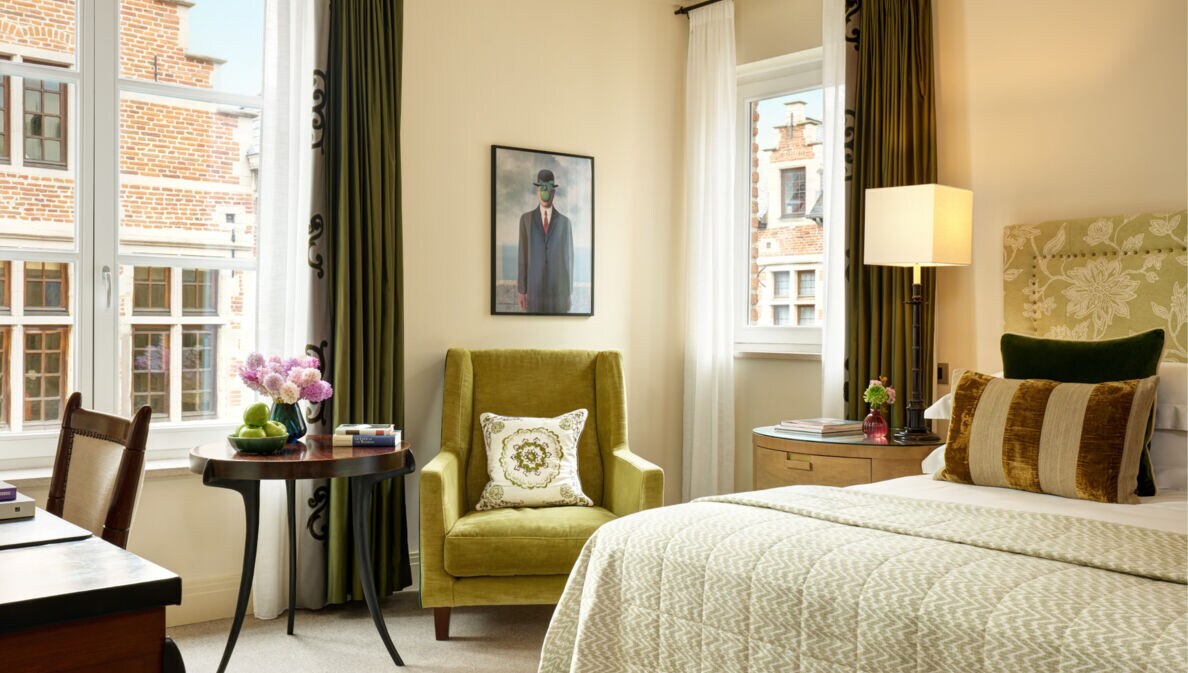 Stilvolles Hotelzimmer im Stadtzentrum mit Giebelhäusern.