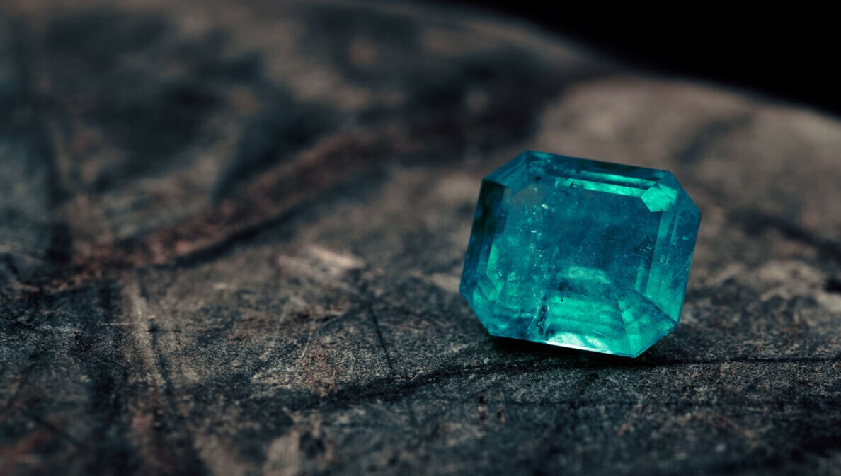 Ein hellblauer, geschliffener Saphir auf dunklem Grund