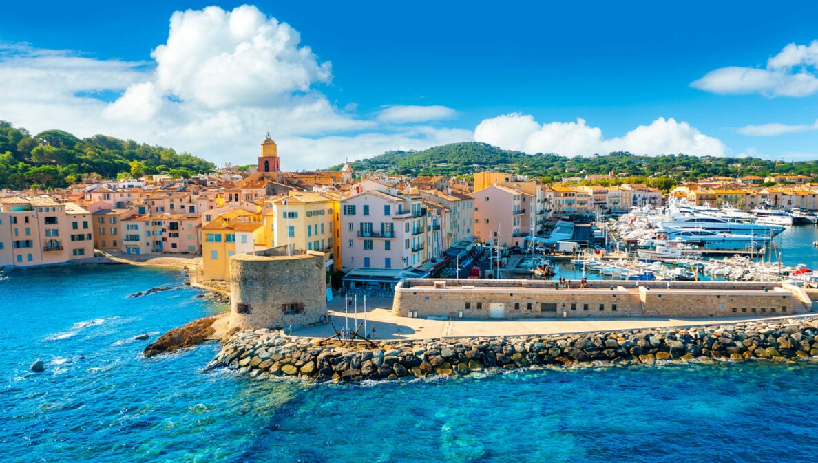 Luftaufnahme des Stadtpanoramas von Saint-Tropez am Hafen bei Sonnenschein.