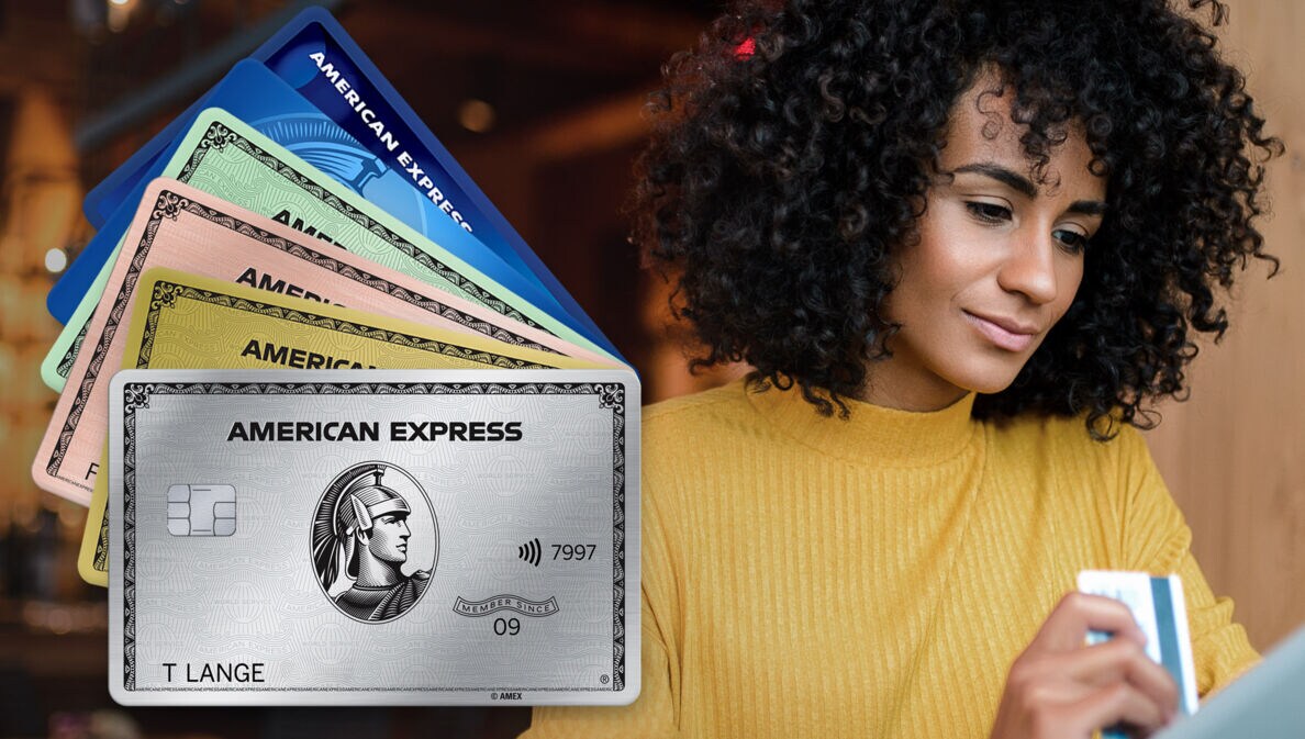 Junge Frau mit Kreditkarte in der Hand, daneben freigestellt die sechs aufgefächerte American Express Kreditkarten als Freisteller.