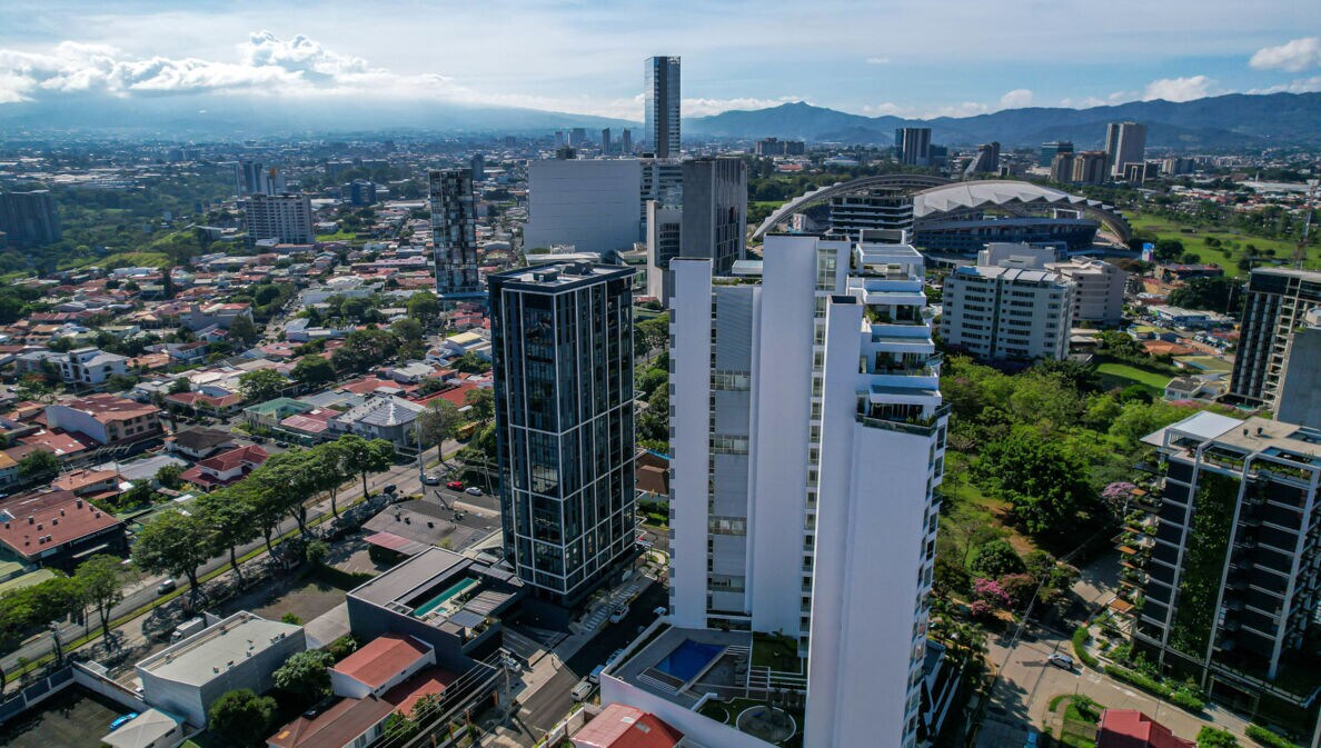 Luftaufnahme von San José in Costa Rica mit Hochhäusern im Vordergrund.