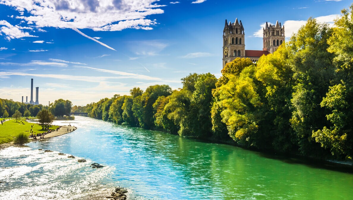 Der Isarstrand in München ist zu sehen.