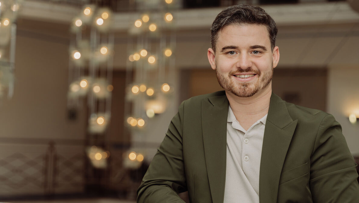 Das Portrait zeigt Ruslan Ilyassov, den Gründer von Adstark.