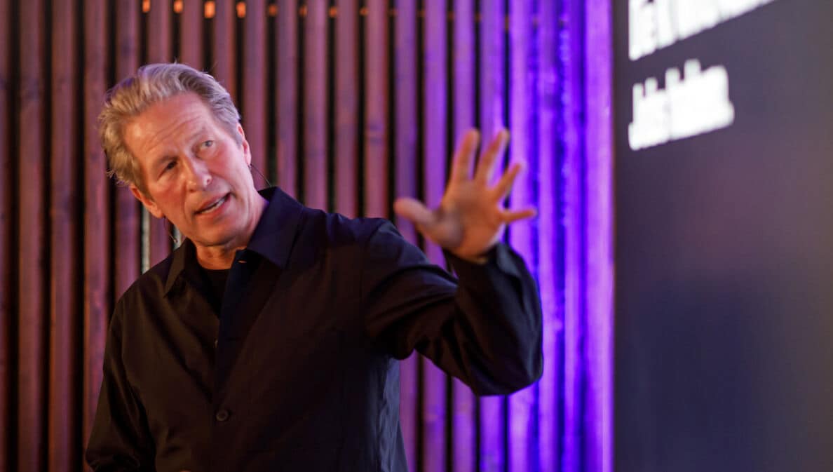 Oliver Leisse hält eine Präsentation.