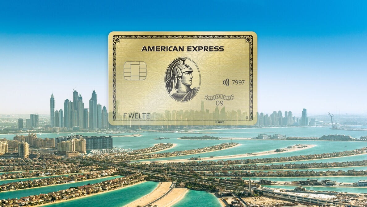 Fotomontage einer Luftaufnahme von Dubai mit einer goldenen Kreditkarte im Bildvordergrund