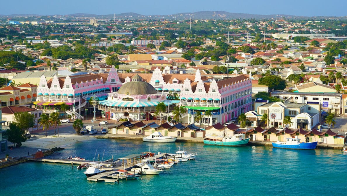 Blick von oben auf den Hafen und bunte Häuser in Oranjestad.