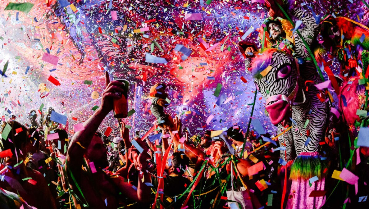 Jubelnde Zuschauermenge im Konfettiregen.