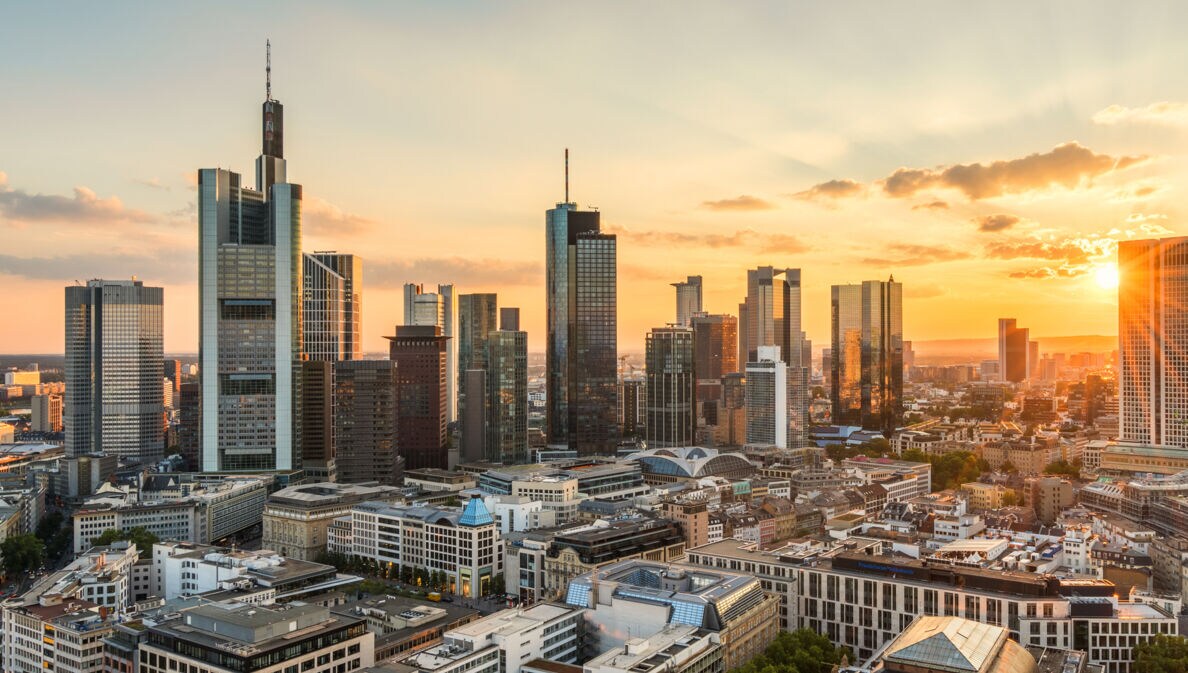 Die Sonne geht hinter der Frankfurter Skyline unter.