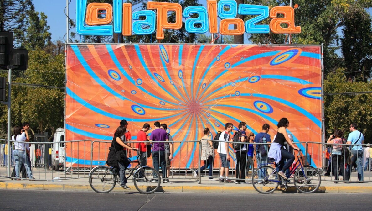 Prominanter Lollapalooza-Schriftzug mit farbigem Plakat.