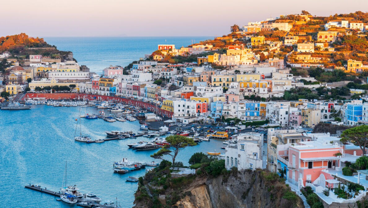 Luftaufnahme auf den Hafen der Insel Ponza.